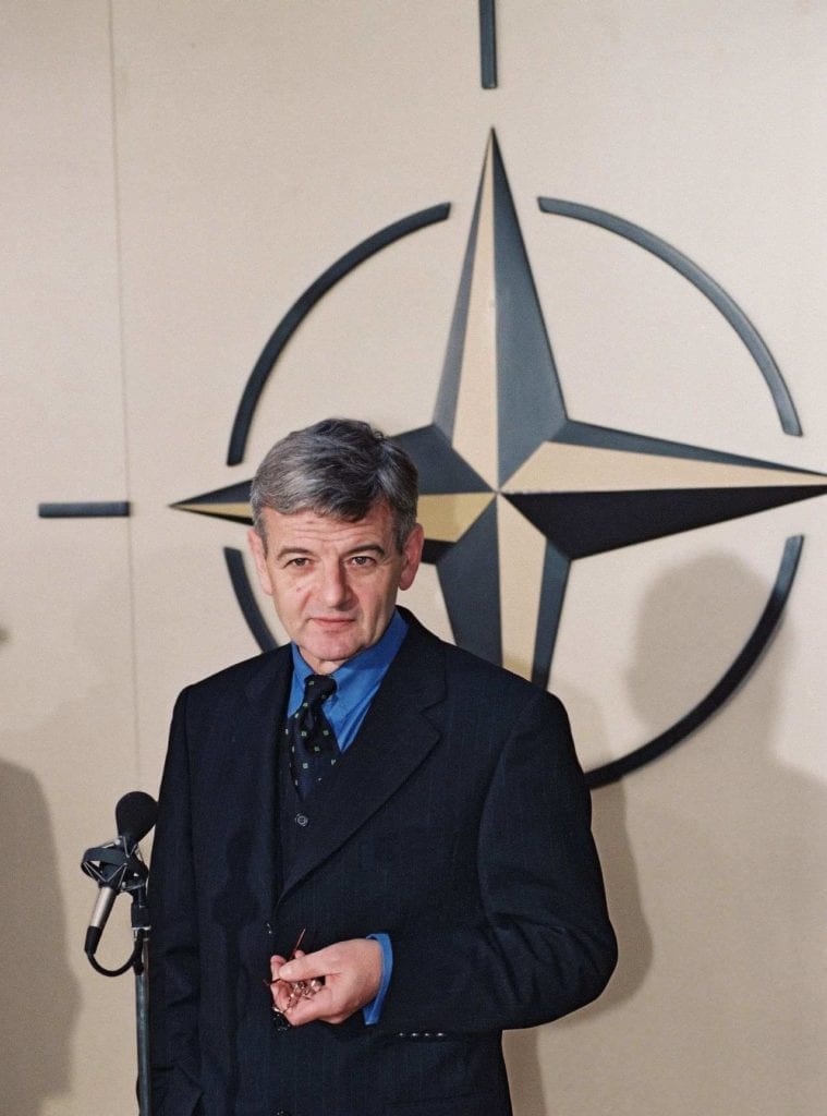 Joschka Fischer NATO Brusel 1998
