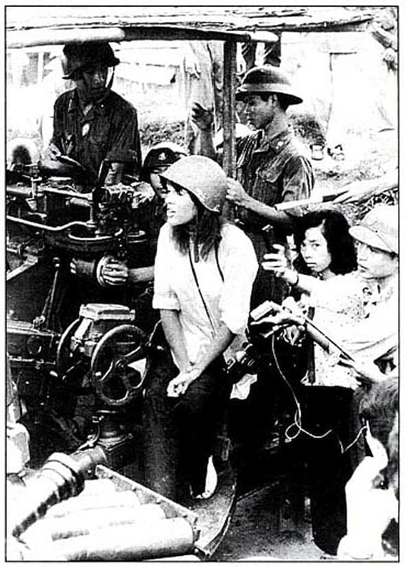 Osmašedesátníci a jejich pop-idol (Jane Fondová pózuje u severovietnamského protiletadlového kanónu, 1972)