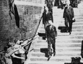 Vizekanzler Franz von Papen (rechts) nach der Festversammlung auf der Freitreppe vor der heutigen Alten Universität. Foto in der „Kasseler Post“ vom 18. Juni 1934.