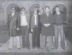 …a „praví sanbabilini“ na vězeňském dvoře taktéž v roce 1975. Murelli, který granátem „eliminoval“ jednoho z policejních těžkooděnců, první zprava.