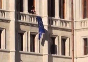 Poslanec za Jobbik Gaudi-Nagy Tamás vyhazuje vlajku EU z okna maďarského parlamentu