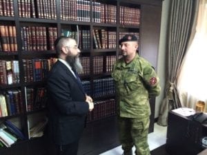 Setkání hlavního rabína Oděsy a jižní Ukrajiny Avrahama Wolfa s velitelem Ukrajinské národní sebeobrany, plukovníkem Valerijem Zagorodnym v oděské synagoze.