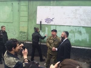 Eabín Avraham Wolf a zástupci Pravého Sektoru při zamalovávání antisemtiských nápisů v ulicích Oděsy (10. dubna 2014).