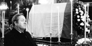 Jean-Marie Le Pen na pohřbu Françoise Duprata, který se uskutečnil 22. března 1978 v pařížském kostele Saint-Nicolas-du-Chardonnet.