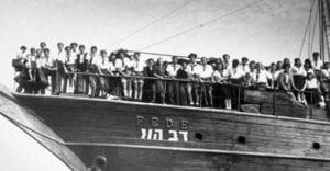 Židovští uprchlíci na palubě lidi Dov Hoy v přístavu Haifa, květen 1946