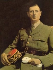 Charles de Gaulle byl francouzským Eisenhowerem, ochotnou loutkou stínových manipulátorů za oponou světové politiky. Podobně jako Eisenhower hrál i on roli válečného „hrdiny“, snadno schopného přesvědčit plytké patrioty a pošetilé, krátkozraké konzervativce Francie, že je skutečným vlastencem.
