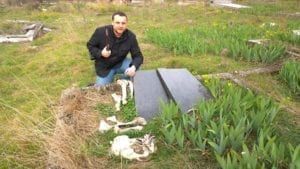 Znesvěcený srbský hrob na Kosovu s položenými zvířecími kostmi