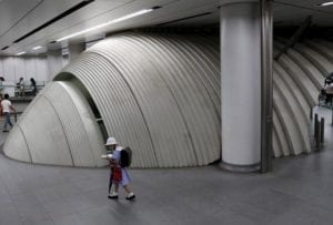 Japonská školačka v jedné z tokijských stanic metra.