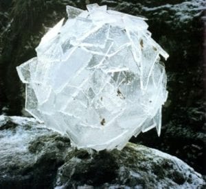 Andy Goldsworthy - Ice Ball (Ledová koule)