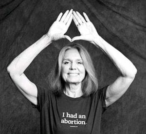 Gloria Steinemová a „ta pitomá věc s iluminátskou pyramidou, co celebrity dělaj‘“…