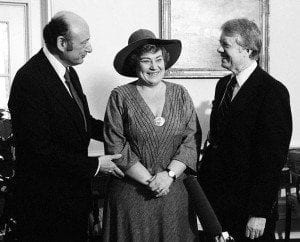 Bella Abzugová na fotografii z roku 1978 se starostou New Yorku Edem Kochem (vlevo) a prezidentem Jimmy Carterem. 