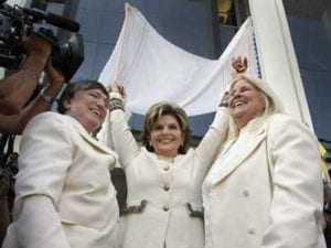 Homosexuální pár spolu s Glorií Allredovou (uprostřed) pod chupou oslavuje získání povolení ke sňatku (Kalifornie, 2008) 