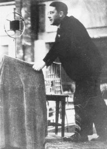 Carl Schmitt při projevu na oslavách Dne německého průmyslu a obchodu v Krollově opeře 8. dubna 1930.