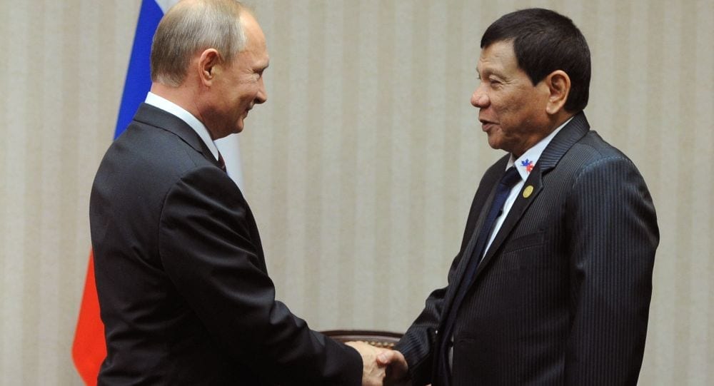 Vladimír Putin a Rodrigo Duterte na schůzce v rámci summitu Rady pro ekonomickou spolupráci Asie a Tichomoří (APEC) v Peru.