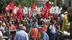 Desítky tisíc kulturních marxistů se vydaly do ulic Milána na podporu práv migrantů. Hlavní hesla pochodu zněla „Žádný člověk není ilegální“ a “bez hranic“