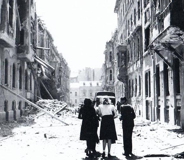 Bratislavská ulice po angloamerickém bombardování 16. června 1944