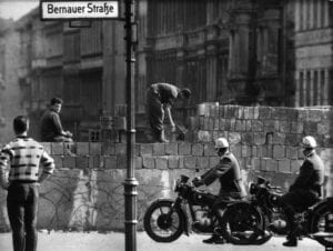 Kdo skutečně vztyčil Berlínskou zeď?
