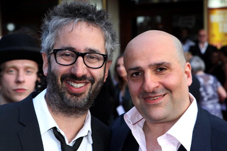 Dvojí blízkovýchodní požehnání pro Británii v podobě dvojice neevropských komiků: Žid David Baddiel (vlevo) a Íránec Omid Djalili (vpravo)