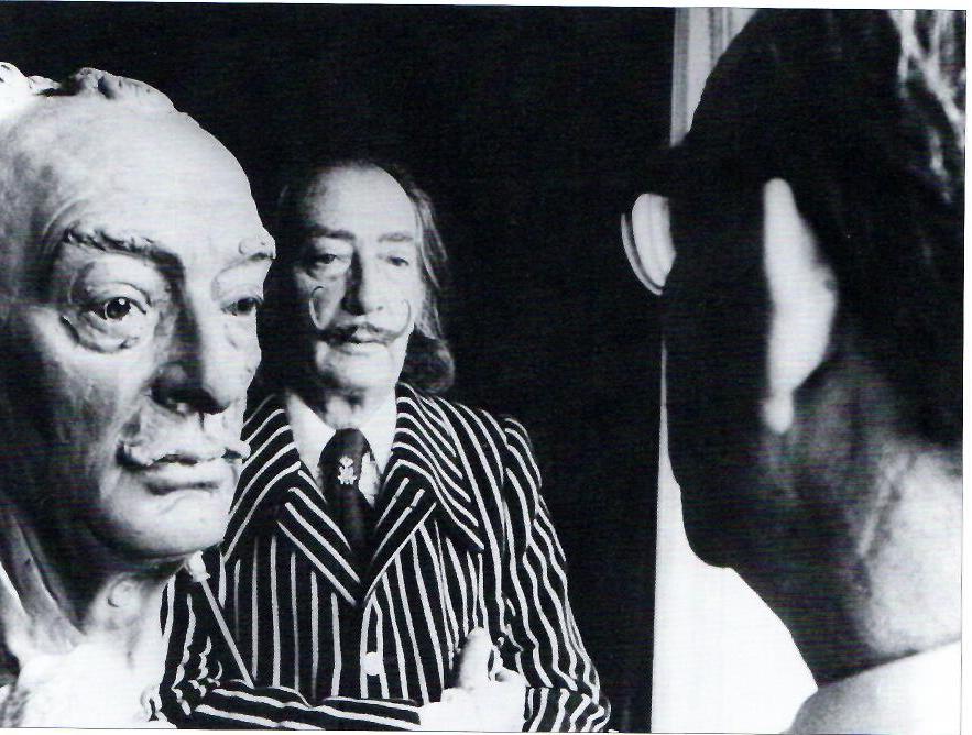 Arno Breker portrétuje Dalího (1974)