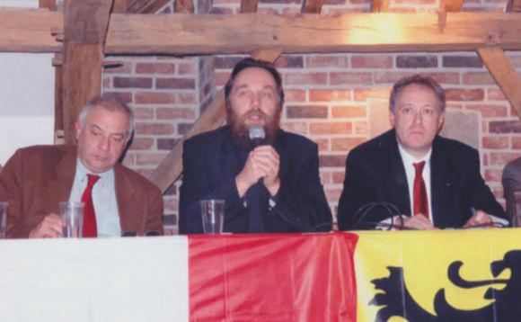 Robert Spieler, Alexandr Dugin a Robert Steuckers na identitární konferenci pořádané na zámku Coloma v Sint-Pieters-Leeuw, 2005.