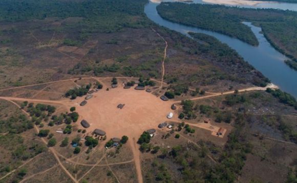 Kruhová vesnice etnika Kuikuro v centrální Brazílii stojí v místech, kde před šesti sty lety zmizela amazonská metropole Kuhikugu