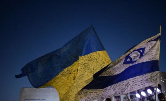 Záběr z oslav ukrajinského Dne nezávislosti a protestu proti invazi Ruska (Tel Aviv, 24. srpna 2022)