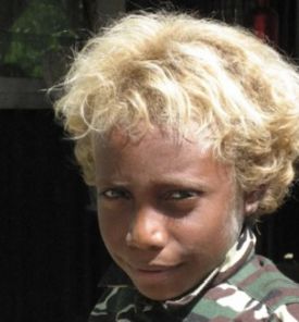 Pět až deset procent obyvatel Šalomounových ostrovů v Melanésii má výrazně světlé vlasy; foto: Sean Myles 