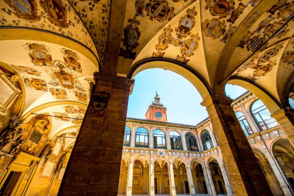 Za nejstarší univerzitu bývá pokládána ta v Bologni (1088), za zlatou éru univerzit pak platí 12.-15. století.