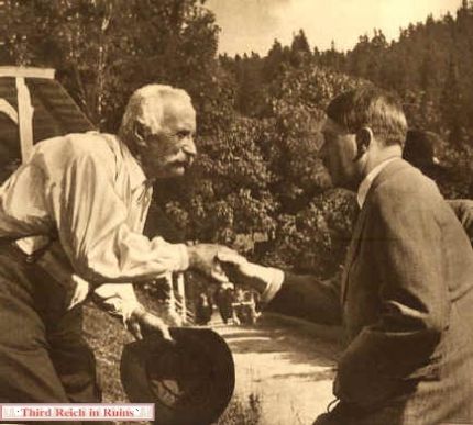 Hitler zdraví starého pana Raspa. Tato fotografie byla často publikována, ukazovala Hitlera jako laskavého a oblíbeného souseda. Rodina Raspových bydlela na statku Freidinglehen, bezprostředně pod Hitlerovým domem. Shodou okolností současný starosta Berchtesgadenu se jmenuje Franz Rasp.