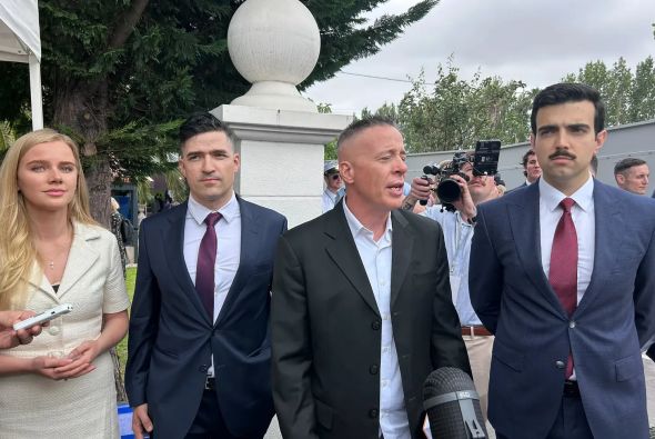 Gregory Bovino, bývalý šéf Úřadu celní a hraniční ochrany (CBP), se minulý týden zúčastnil druhého summitu o remigraci v Portugalsku, kde se objevil po boku (zleva) Evy Vlaardingerbroekové, Martina Sellnera a Alfonsa Gonçalvese.