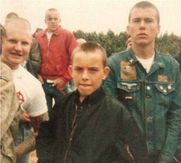 Paul Burnley (vpravo) s mladými přáteli